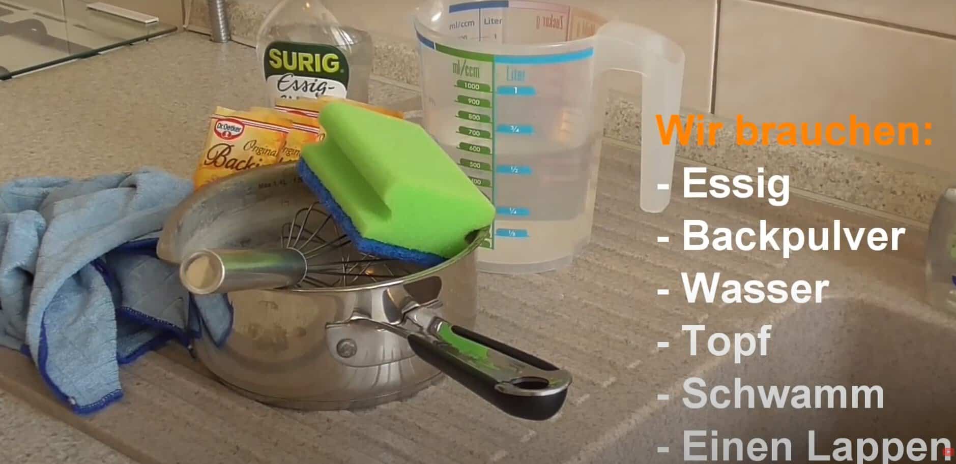 Materialien für die Backofenreinigung: Essig, Backpulver, Wasser, ein Topf, ein Schwamm und ein Lappen.